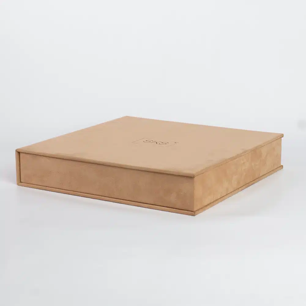 Caixa Box para álbum fechada, vista lateral mostrando estrutura rígida e revestimento de alta qualidade.