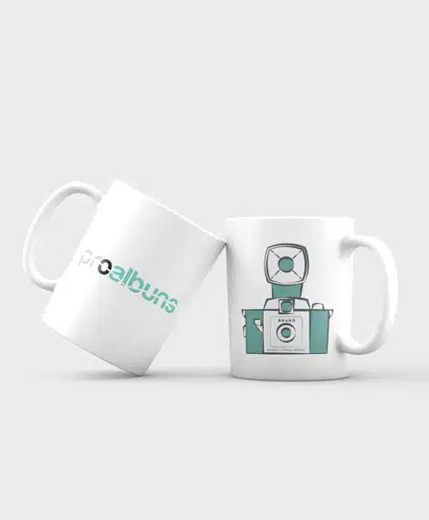 Imagem de diversos produtos fotográficos personalizados, incluindo canecas, camisetas, porta-retratos, quadros de mesa e chaveiros.