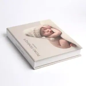Fotobox ou álbum personalizado para newborn, com capa na cor bege exibindo foto de bebê dormindo e o nome Pedro Henrique.
