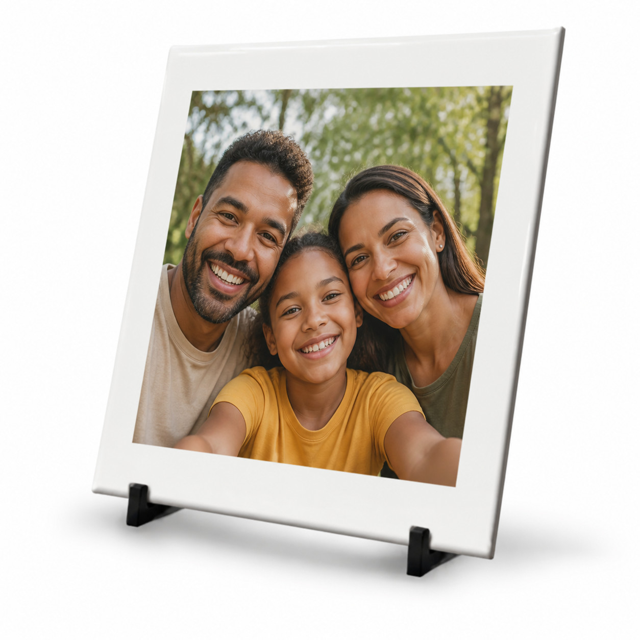 Azulejo personalizado branco da ProAlbuns com foto de família ilustrativa, apoiado em suportes pretos.