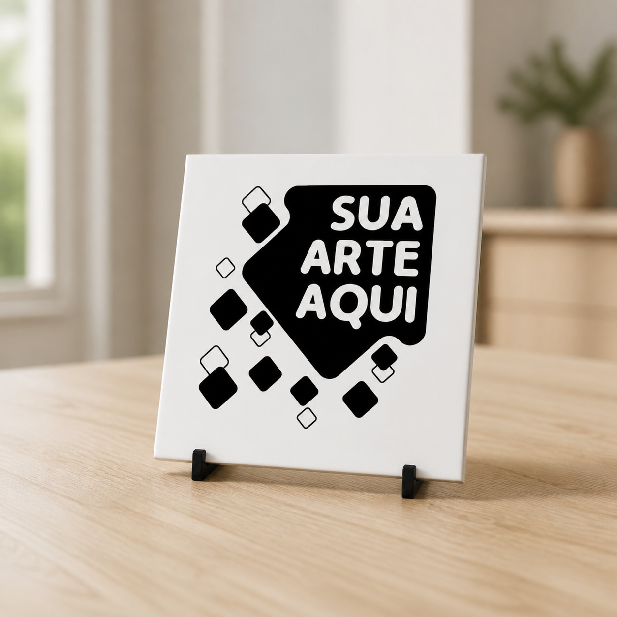 Azulejo personalizado branco da ProAlbuns apoiado em suportes pretos sobre mesa de madeira, em ambiente interno.