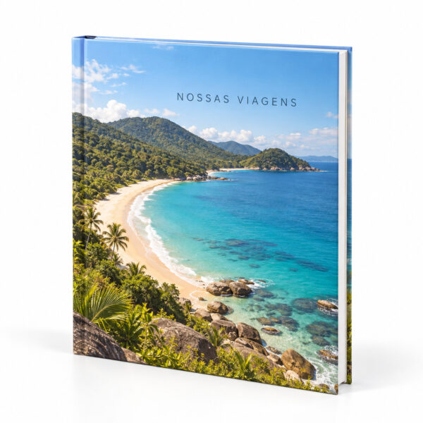 Ilustração de fotolivro com capa fotográfica de viagem e paisagem litorânea.