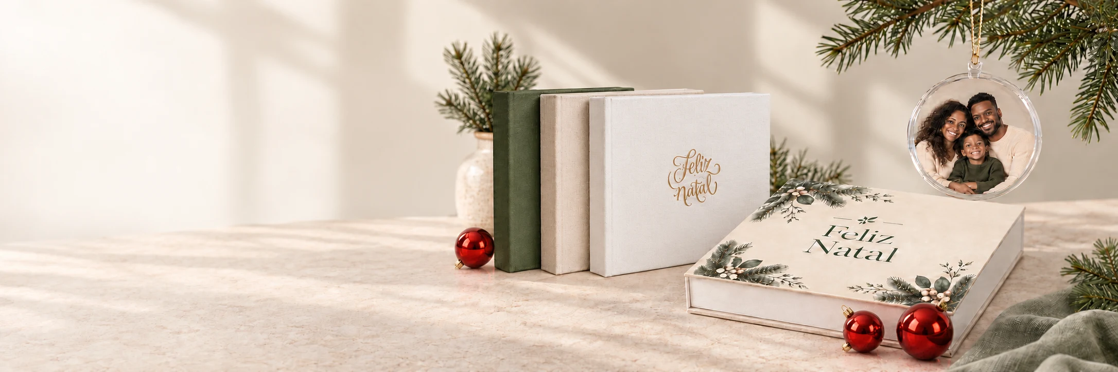 Scrapbooks temáticos, Foto Box e bola com foto da coleção de Natal Proalbuns, com enfeites vermelhos.